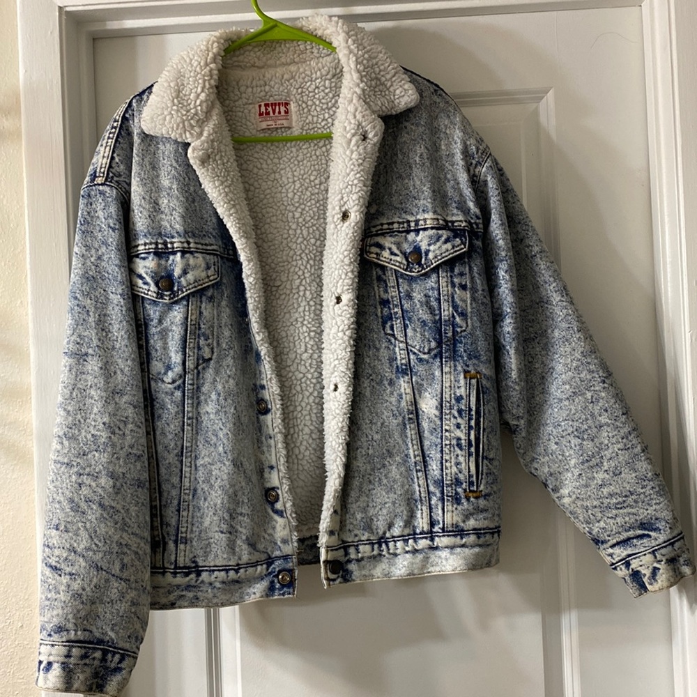 Vintage Denim LEVIs jacket . Worn with love. Great condition . Sherpa inside.